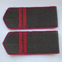 Feldsowjetische Schulterklappen für Infanterie Unterfeldwebel (Ml.SERGEANT) in der Roten Armee, Typ 1943, COPY. Feldschulterklappen sollten ohne Schablonen oder Embleme der Streitkräfte getragen werden. Gebraucht bis Dezember 1955.