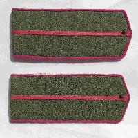 Feldsowjetische Schulterklappen für Infanterie Junior-Offizier in der Roten Armee. Typ 1943, COPY. Feldschulterklappen sollten ohne Schablonen oder Embleme der Streitkräfte getragen werden. Gebraucht bis Dezember 1955.