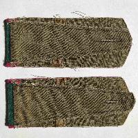 Sovětské služební nárameníky vojáka zdravotníka nebo veterináře vz.1943, KOPIE. Služební nárameníky měly být nošeny se zlatými emblémy označujícími obor služby a s šablony, které označují část/jednotku.
