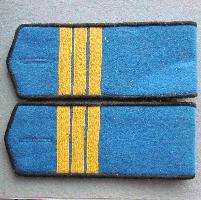 Sovětské služební nárameníky poddůstojníka (SERŽANT) letectva vz.1943, KOPIE. Služební nárameníky měly být nošeny se zlatými emblémy označujícími obor služby a s šablony, které označují část/jednotku.